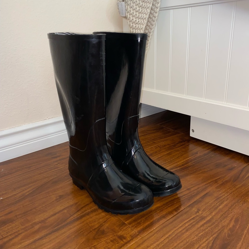 black rain boots